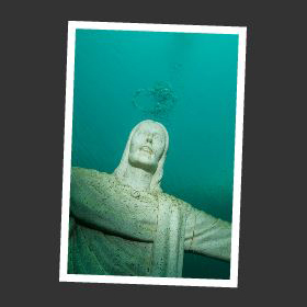 statue unterwasser mit luftblasen